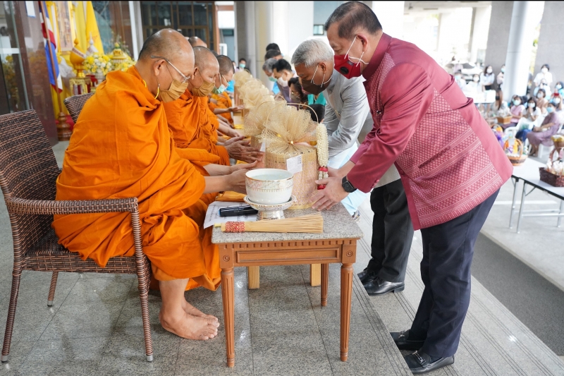 พิธีทำบุญตักบาตรข้าวสารอาหารแห้ง คณะสงฆ์จากวัดพระราม 9 กาญจนาภิเษก พระอารามหลวง