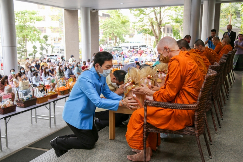 พิธีทำบุญตักบาตรข้าวสารอาหารแห้ง คณะสงฆ์จากวัดพระราม 9 กาญจนาภิเษก พระอารามหลวง