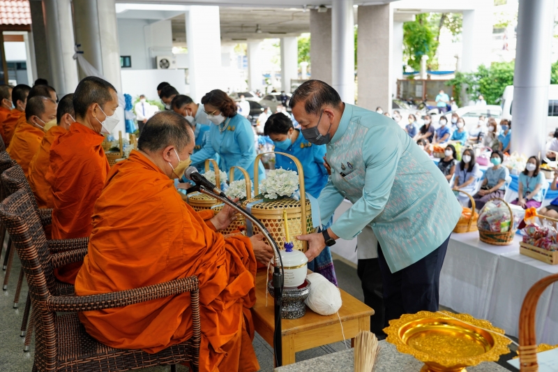 พิธีทำบุญตักบาตรข้าวสารอาหารแห้ง คณะสงฆ์จากวัดบรมนิวาสราชวรวิหาร เนื่องในโอกาสมหามงคลเฉลิมพระชนมพรรษา 90 พรรษา 12 สิงหาคม 2565 ณ