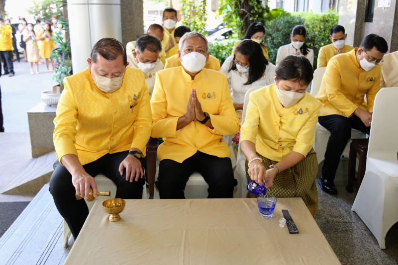 พิธีทำบุญตักบาตรข้าวสารอาหารแห้ง คณะสงฆ์จากวัดราชคฤห์วรวิหาร พระอารามหลวง เพื่อน้อมอุทิศถวายเป็นพระราชกุศลแด่ พระบาทสมเด็จพระบร