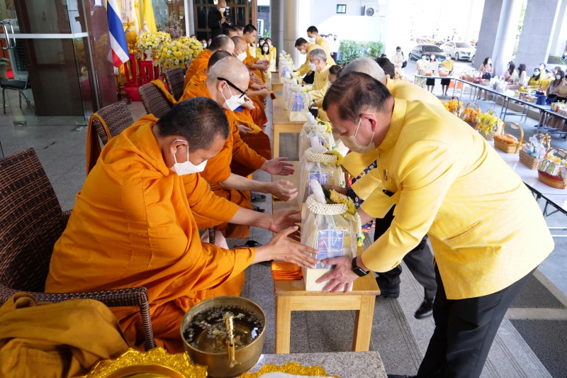 พิธีทำบุญตักบาตรข้าวสารอาหารแห้ง คณะสงฆ์จากวัดพระราม 9 กาญจนาภิเษก พระอารามหลวง