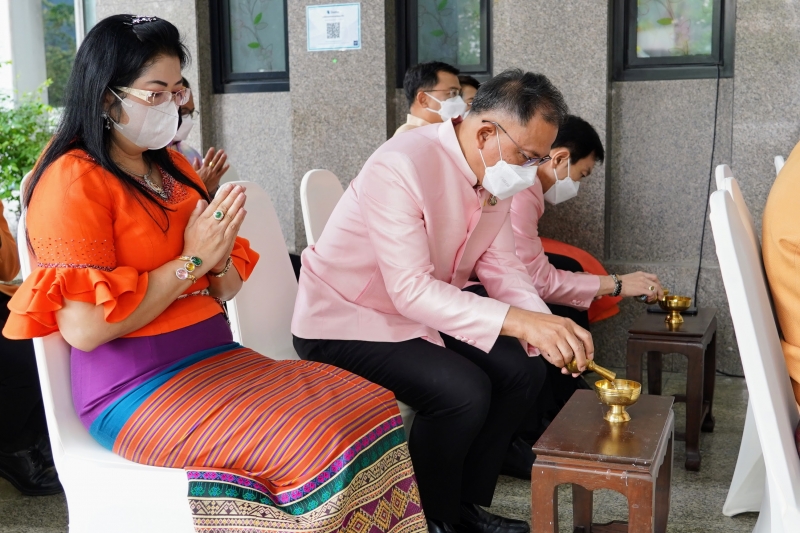 พิธีทำบุญตักบาตรข้าวสารอาหารแห้ง