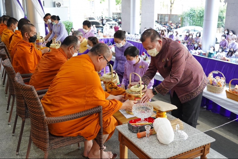 พิธีทำบุญตักบาตรข้าวสารอาหารแห้ง คณะสงฆ์จากวัดเทพธิดารามวรวิหาร