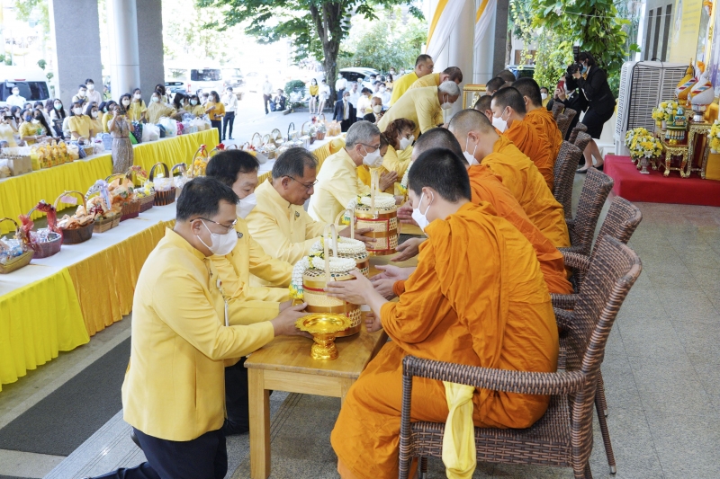พิธีเจริญพระพุทธมนต์และทำบุญตักบาตร 