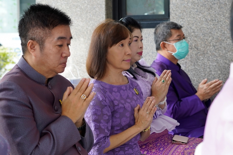 พิธีสวดพระพุทธมนต์และทำบุญตักบาตร 