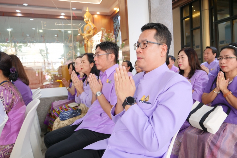 พิธีเจริญพระพุทธมนต์และทำบุญตักบาตร 