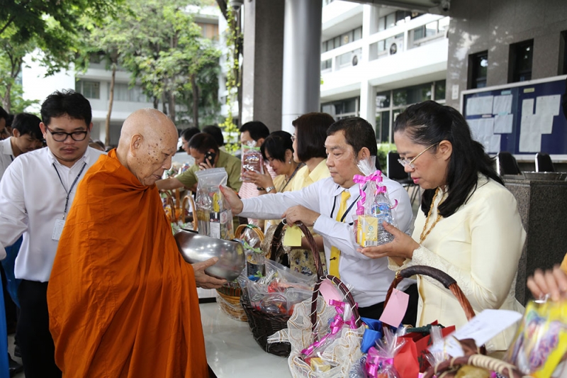 ทำบุญตักบาตรข้าวสารอาหารแห้ง