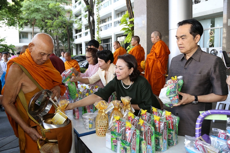 พิธีทำบุญตักบาตรข้าวสารอาหารแห้ง