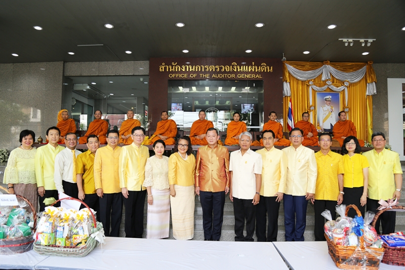 พิธีทำบุญตักบาตรข้าวสารอาหารแห้ง