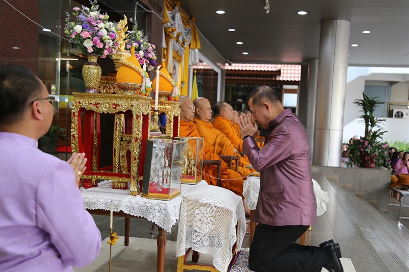 พิธีทำบุญตักบาตรข้าวสารอาหารแห้ง เดือนเมษายน 2562