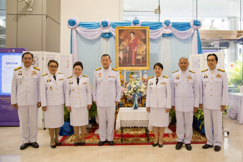 สตง. ถวายแจกันดอกไม้และลงนามถวายพระพร เบื้องหน้าพระฉายาลักษณ์สมเด็จพระนางเจ้าสิริกิติ์ พระบรมราชินีนาถ พระบรมราชชนนีพันปีหลวง