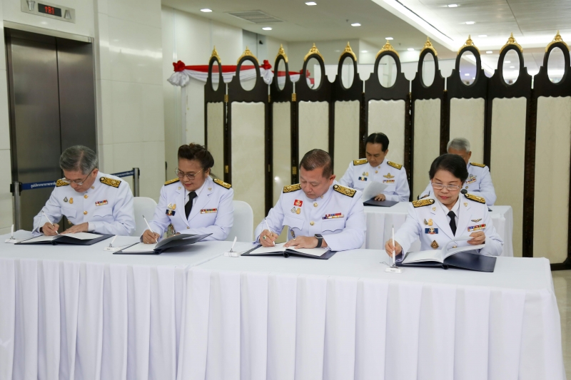 สตง. ถวายแจกันดอกไม้และลงนามถวายพระพรสมเด็จพระกนิษฐาธิราชเจ้า กรมสมเด็จพระเทพรัตนราชสุดาฯ สยามบรมราชกุมารี