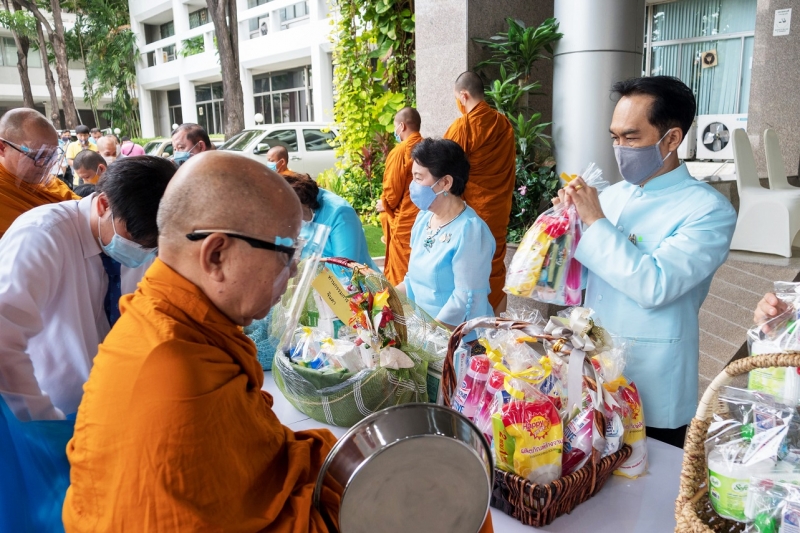 พิธีทำบุญตักบาตรข้าวสารอาหารแห้ง คณะสงฆ์จำนวน 9 รูป จากวัดเทพธิดารามวรวิหาร พระอารามหลวง เพื่อน้อมถวายเป็นพระราชกุศลและถวายพระพร