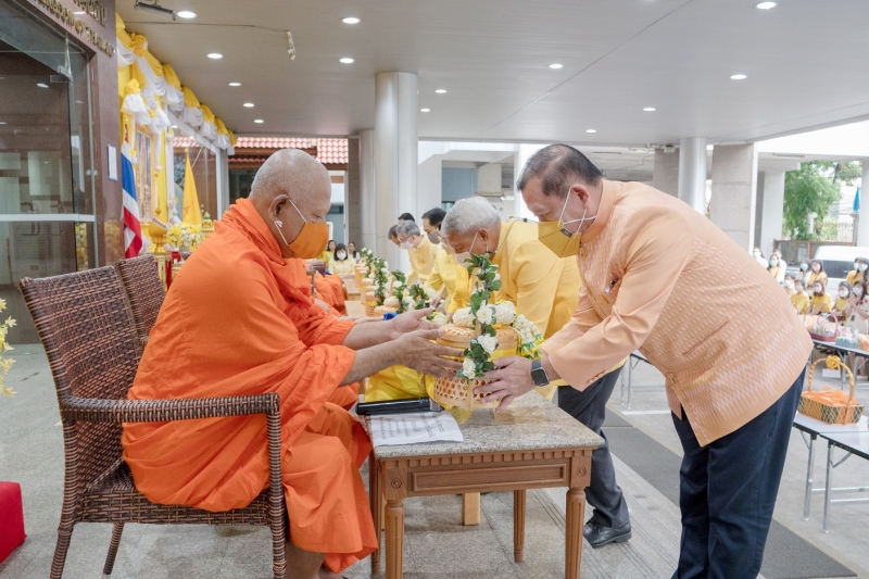 พิธีทำบุญตักบาตรข้าวสารอาหารแห้ง คณะสงฆ์จากวัดระฆังโฆสิตารามวรมหาวิหาร พระอารามหลวง เพื่อน้อมอุทิศถวายเป็นพระราชกุศลแด่พระบาทสมเ