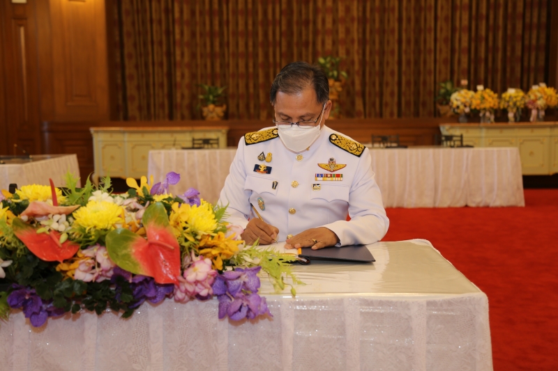 ลงนามถวายพระพรพระบาทสมเด็จพระเจ้าอยู่หัว และสมเด็จพระนางเจ้าฯ พระบรมราชินี เนื่องในโอกาสวันขึ้นปีใหม่ พุทธศักราช 2565