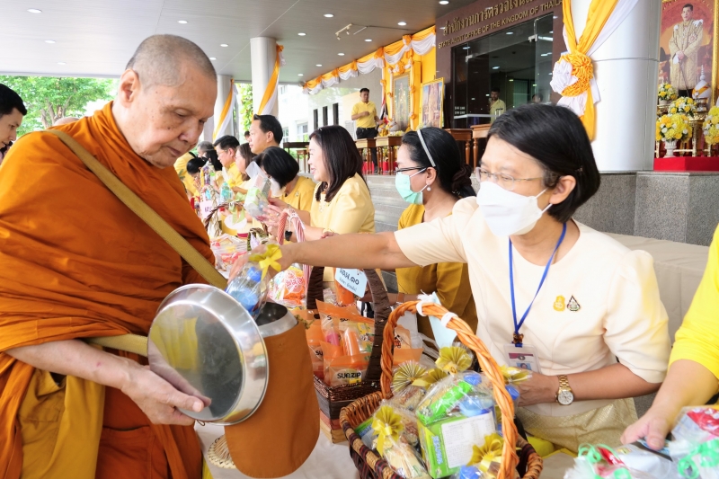 ทำบุญตักบาตร