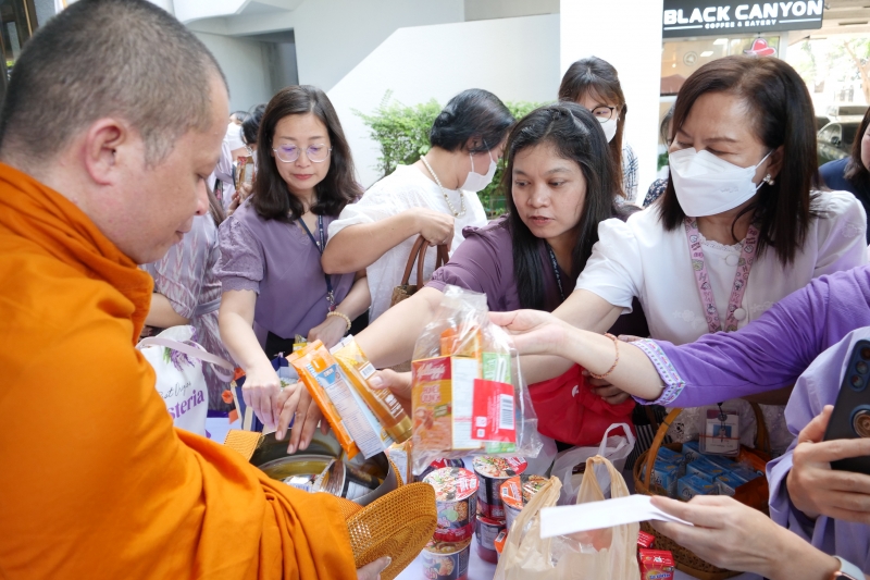 ทำบุญตักบาตร