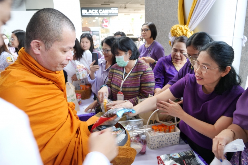 ทำบุญตักบาตร