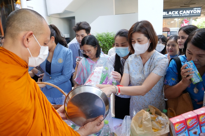 ทำบุญตักบาตร