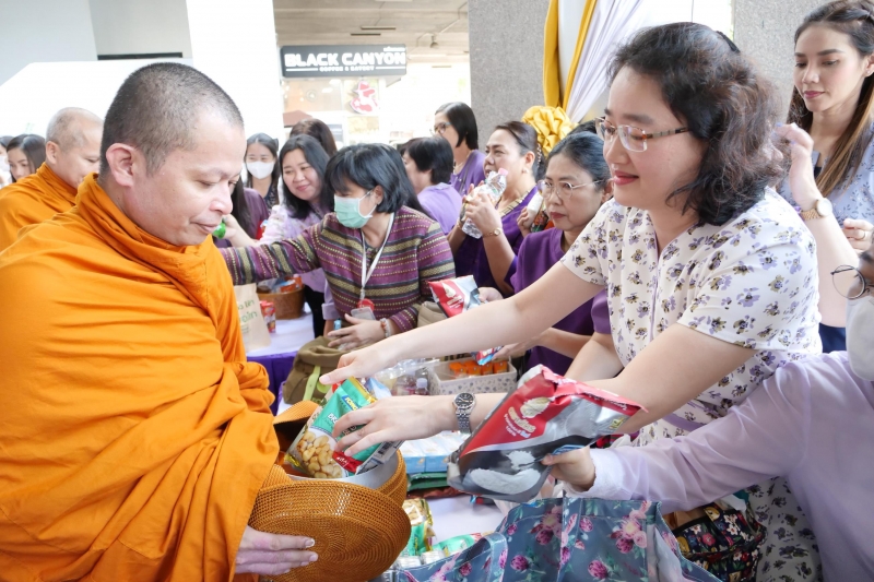 ทำบุญตักบาตร