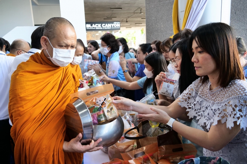 ทำบุญตักบาตร