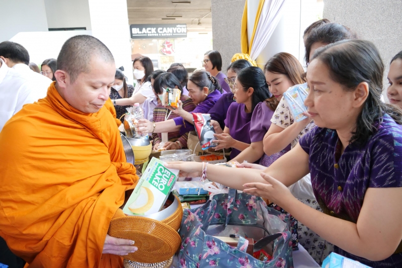 ทำบุญตักบาตร