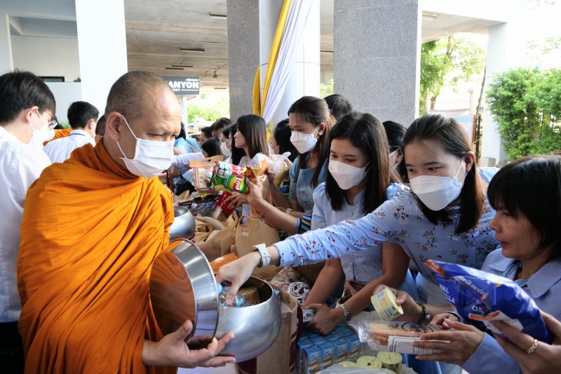 ทำบุญตักบาตร