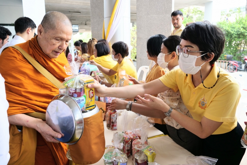 ทำบุญตักบาตร