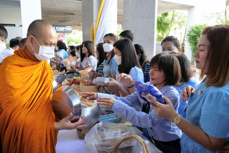 ทำบุญตักบาตร