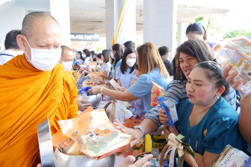 ทำบุญตักบาตร