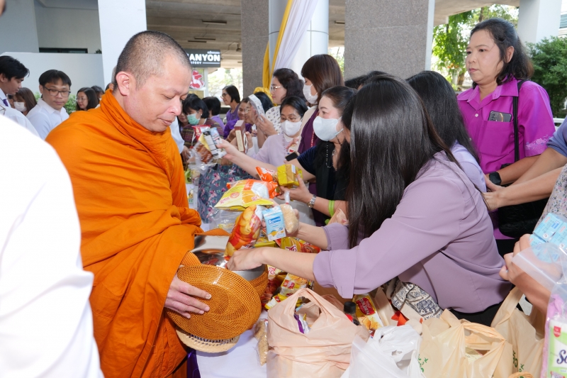 ทำบุญตักบาตร