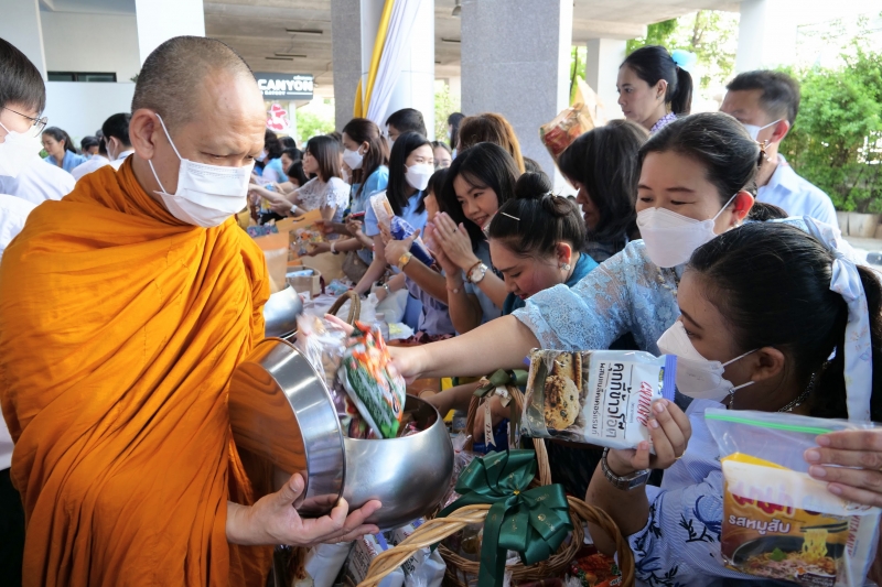 ทำบุญตักบาตร