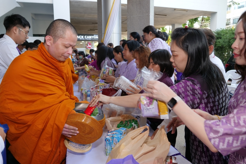 ทำบุญตักบาตร