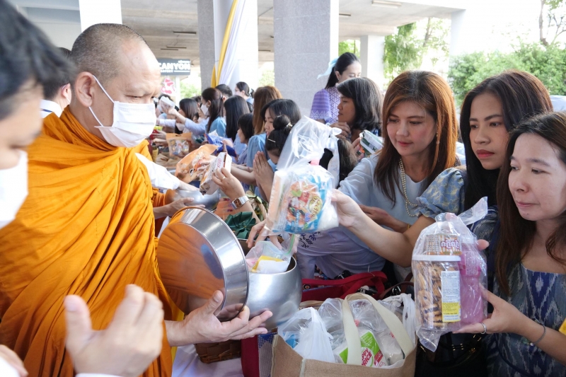 ทำบุญตักบาตร