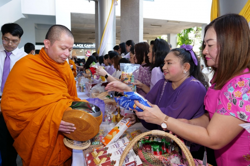 ทำบุญตักบาตร