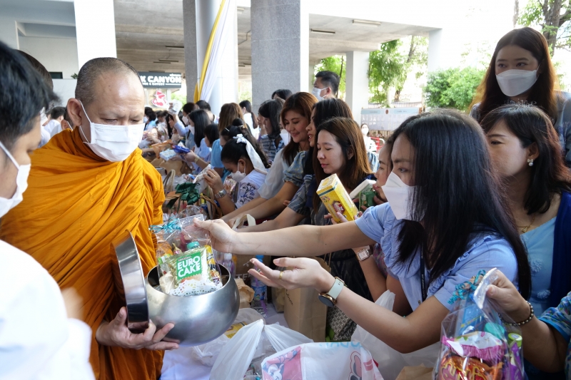 ทำบุญตักบาตร