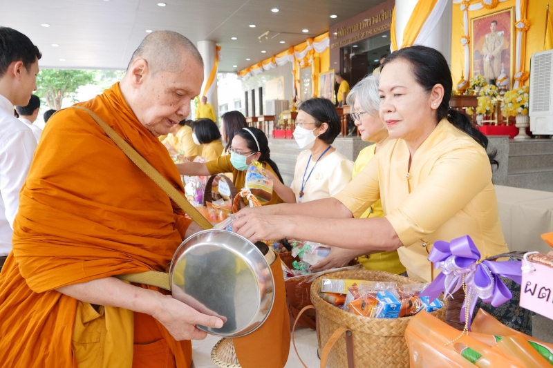 ทำบุญตักบาตร