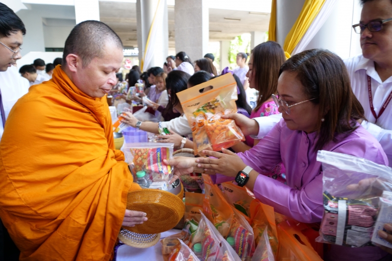 ทำบุญตักบาตร