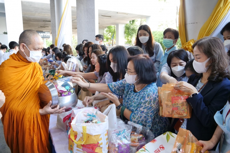 ทำบุญตักบาตร