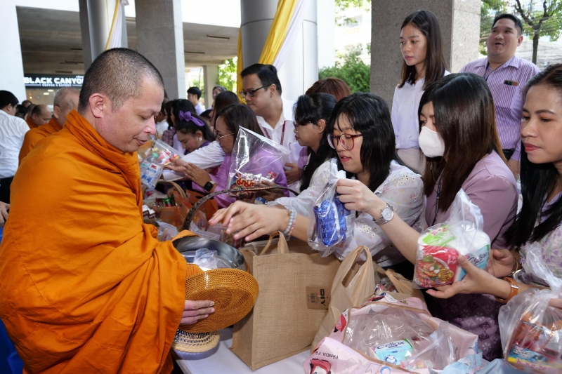 ทำบุญตักบาตร