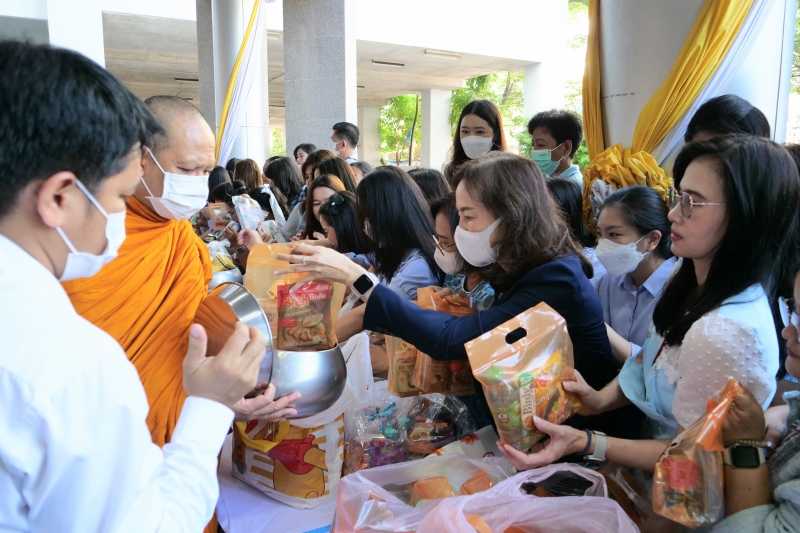 ทำบุญตักบาตร