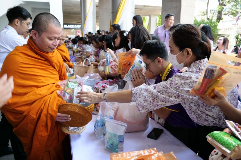 ทำบุญตักบาตร