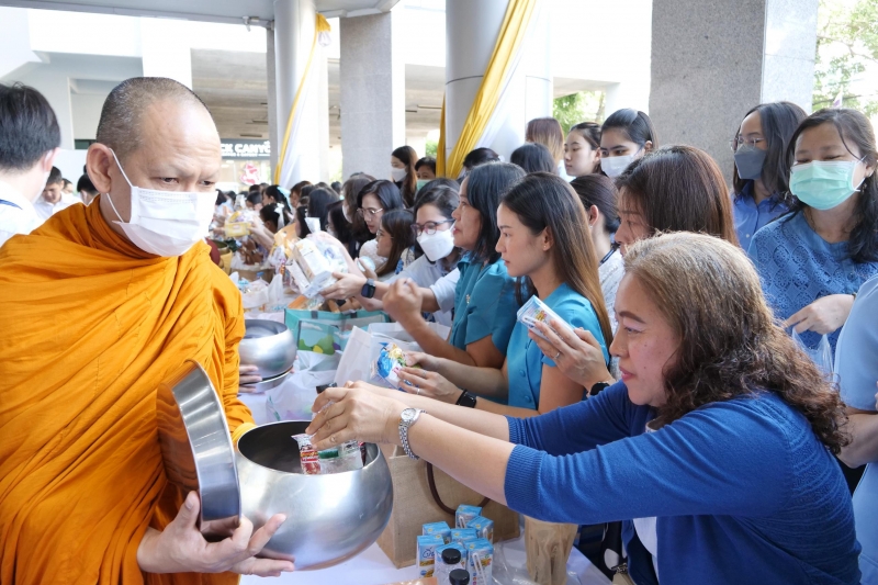 ทำบุญตักบาตร