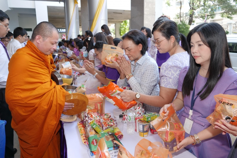 ทำบุญตักบาตร