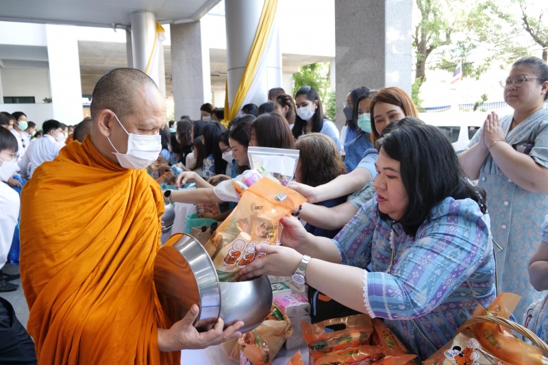 ทำบุญตักบาตร