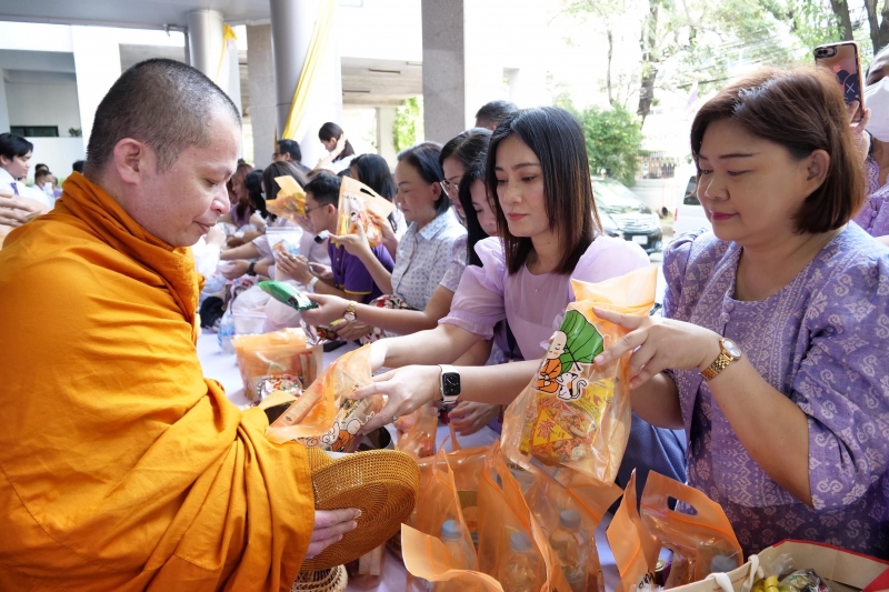 ทำบุญตักบาตร