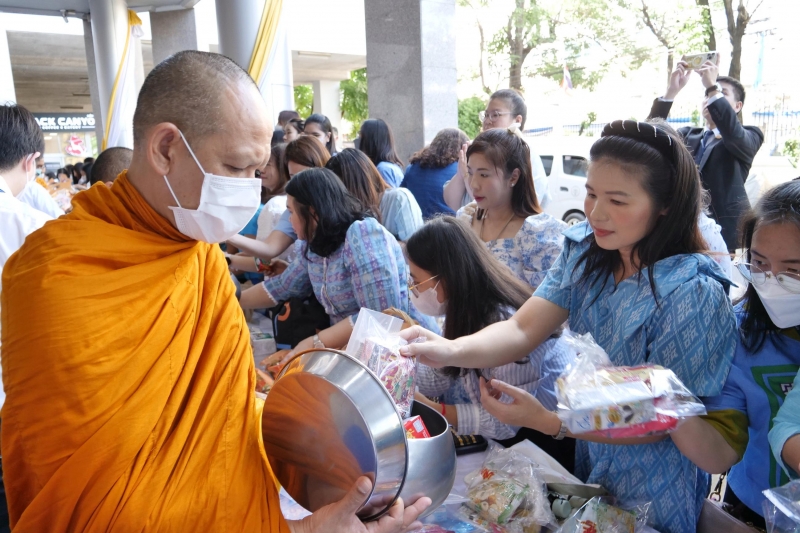 ทำบุญตักบาตร