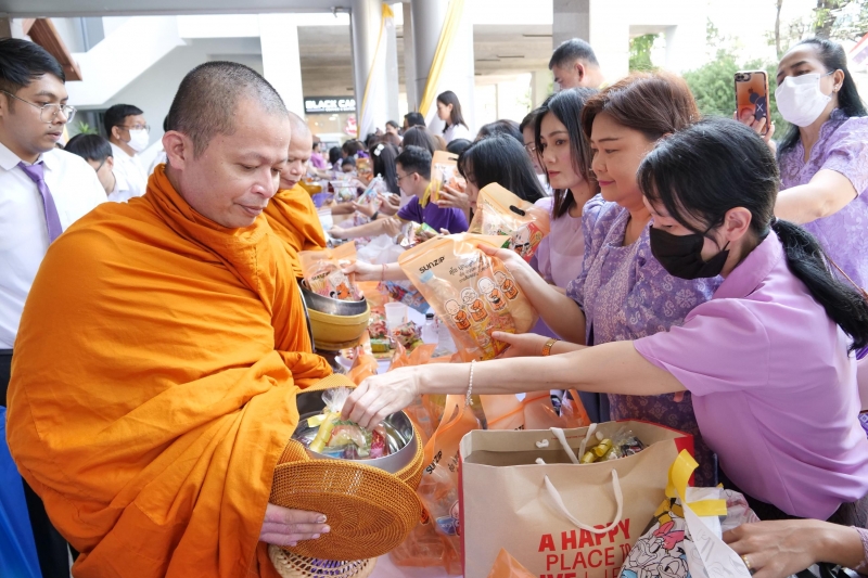 ทำบุญตักบาตร