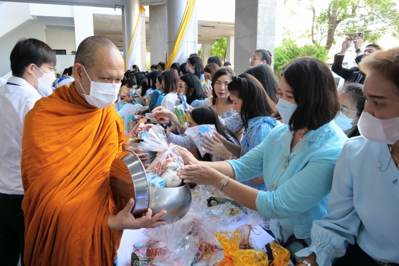 ทำบุญตักบาตร