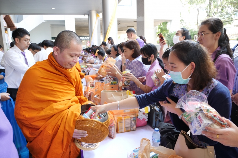 ทำบุญตักบาตร